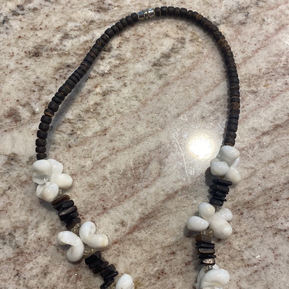 Beaded abalone shell moon shell & beaded necklace about 19 inches. Screw closure - Picture 6 of 7